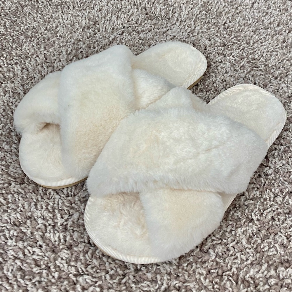 Women’s White Faux Fur Criss-cross Fluffy Open-Toe Bridal Slippers | Size 36-37